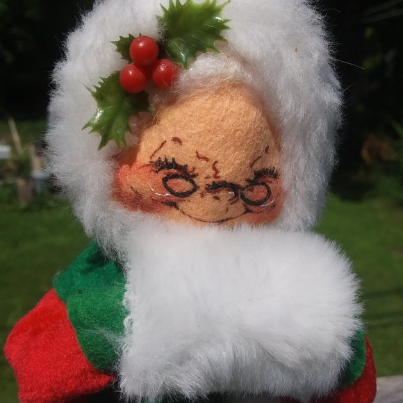 VTG Annalee Thorndike Mobilitee Doll Mrs Claus with muff and holly on her hat - Picture 2 of 13